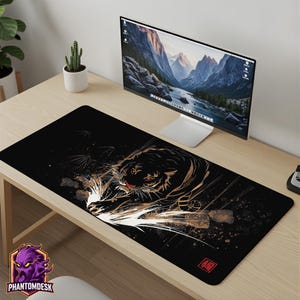 Puede incluir: Una alfombrilla de escritorio rectangular negra con una ilustración estilizada de un tigre agazapado con ojos rojos y marcas de garras blancas. El diseño incluye tallos de bambú sutiles y un pequeño sello cuadrado rojo en la esquina.