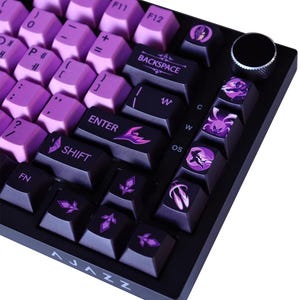 Pode incluir: Um teclado mecânico preto e roxo com teclas personalizadas. O teclado apresenta um gradiente de teclas roxas e teclas pretas com ícones roxos. A marca "AJAZZ" é visível na parte inferior.