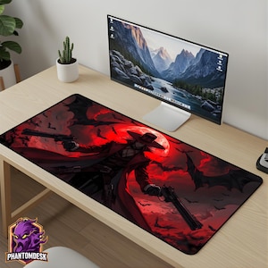 Puede incluir: Un letrero de madera blanca envejecida con la palabra "Welcome" escrita a mano. El letrero tiene un aspecto rústico y un elemento floral decorativo. Mide aproximadamente 30 cm de largo, ideal para la entrada.