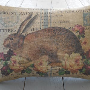 Almohada de burlap de conejo florecido, saco de grano de rayas azules, Shabby Chic, postal francesa, almohadas de granja, INSERT INCLUIDO