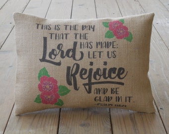 Może przedstawiać: Poduszka z juty z kwiatowym wzorem i tekstem "This is the day that the Lord has made: Let us Rejoice and be glad in it. - Psalm 118:24"