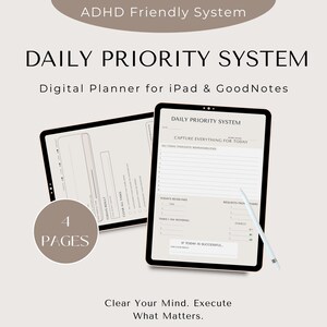 Puede incluir: Un planificador digital para iPad y GoodNotes, con el "Daily Priority System". La imagen muestra dos tabletas con la interfaz del planificador, con secciones para tareas y plazos. El texto dice "Clear Your Mind. Execute What Matters."