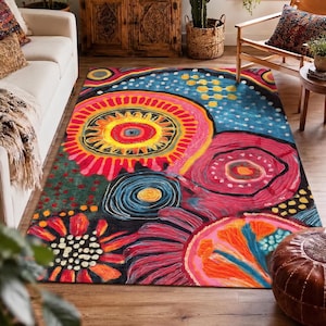 Pode incluir: Um tapete retangular com um design abstrato e vibrante, apresentando grandes motivos circulares em tons de rosa choque, amarelo brilhante, laranja e azul profundo. O padrão inclui texturas pontilhadas e linhas radiantes sobre um fundo escuro.