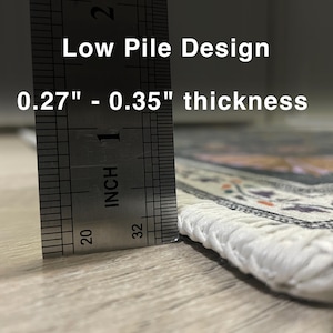 Pu&ograve; includere: Primo piano del bordo di un tappeto, misurato con un righello, che mostra uno spessore da 0,69 cm a 0,89 cm. Il tappeto ha un design a pelo basso. Il bordo del tappeto &egrave; bianco con un motivo dettagliato.