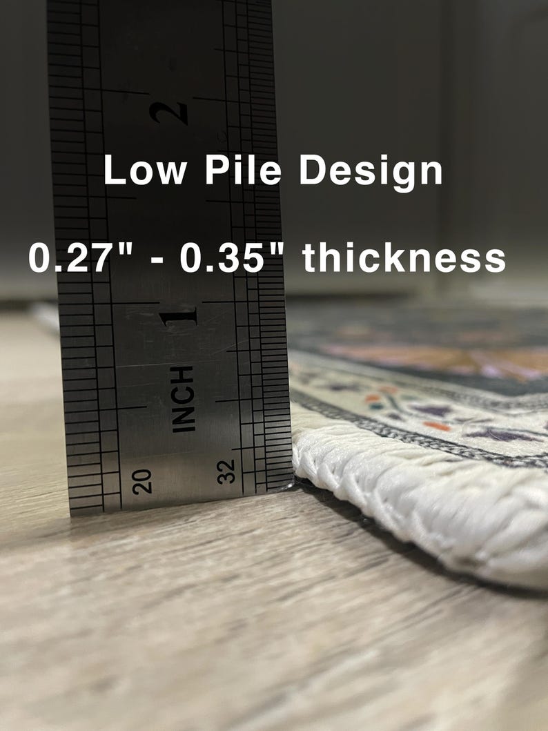 Pu&ograve; includere: Primo piano del bordo di un tappeto, misurato con un righello, che mostra uno spessore da 0,69 cm a 0,89 cm. Il tappeto ha un design a pelo basso. Il bordo del tappeto &egrave; bianco con un motivo dettagliato.