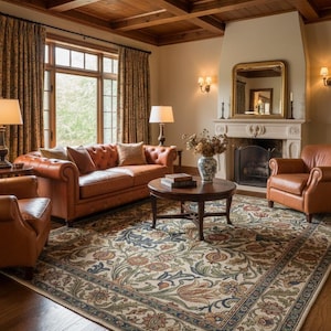 Puede incluir: Una sala de estar con una alfombra grande de fondo crema y un patrón floral multicolor en tonos azul, verde y rojo. La habitación incluye un sofá de cuero capitoné, dos sillones de cuero, una mesa de centro redonda de madera y cortinas.