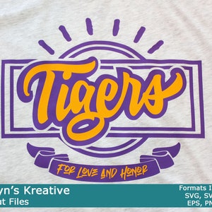 Könnte beinhalten: Lila und orangefarbenes Grafikdesign mit dem Wort "Tigers" in einer stilisierten Schriftart. Das Design enthält auch den Text "For Love and Honor" und ein Sonnenstrahlen-Design.