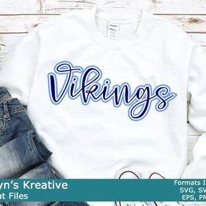 Può includere: Felpa bianca con un contorno blu e blu chiaro della parola "Vikings" in un font corsivo.