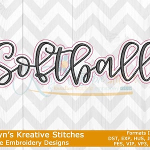 Peut inclure: Broderie machine de l'inscription "Softball" en écriture cursive. Le motif est souligné de rose et rempli de gris.