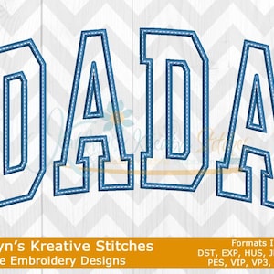 Op de afbeelding: Machine borduurontwerp van het woord "DADA" in een blauw en wit varsity-lettertype. Het ontwerp is beschikbaar in meerdere formaten, waaronder DST, EXP, HUS, JEF, JEF+, PES, VIP, VP3 en XXX.