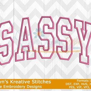 Puede incluir: Diseño de bordado a máquina de la palabra "SASSY" en una fuente de estilo universitario rosa y blanca. El diseño está disponible en múltiples formatos, incluyendo DST, EXP, HUS, JEF, JEF+, PES, VIP, VP3 y XXX.