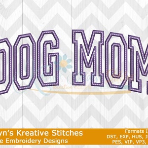 Puede incluir: Diseño bordado en morado y blanco de las palabras "DOG MOM" en una fuente de estilo universitario. Katelyn's Kreative Stitches Diseños de bordado a máquina. Formatos incluidos: DST, EXP, HUS, JEF, JEF+, PES, VIP, VP3 y XXX.