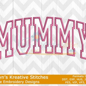 Puede incluir: Palabra bordada en rosa "MUMMY" en una fuente universitaria, arqueada sobre la imagen. El diseño está sobre un fondo blanco con patrón de chevrón. El texto "Katelyn's Kreative Stitches" y "Machine Embroidery Designs" está en la parte inferior.