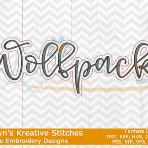 Könnte beinhalten: Das Wort "Wolfpack" in Schreibschrift, rot umrandet und grau gefüllt, wird auf einem weißen Zickzack-Hintergrund angezeigt. Darunter befindet sich der Text "Katelyn's Kreative Stitches" und "Machine Embroidery Designs" in einem goldenen Banner.