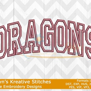 Könnte beinhalten: Maschinenstickerei-Design des Wortes "DRAGONS" in einem rot-weißen Farbschema. Das Design ist mit einem weißen Stich umrandet und hat ein Vintage- und College-Feeling. Der Text "Katelyn's Kreative Stitches Machine Embroidery Designs" befindet sich am unteren Rand des Bildes. Der Text "Formate enthalten: DST, EXP, HUS, JEF, JEF+, PES, VIP, VP3 und XXX" befindet sich unten rechts im Bild.