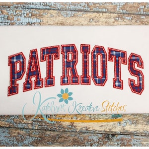 Op de afbeelding: Rood-wit-blauw geruit "PATRIOTS"-tekst in een universiteitsstijl lettertype. De tekst is omrand met rode en blauwe stiksels.
