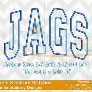 Puede incluir: Diseño de bordado a máquina de la palabra "JAGS" en contorno azul con relleno blanco. El diseño está disponible en los tamaños 5x7, 6x10, 8x12 y 8x14. El tamaño 4x4 es un relleno de satén. El diseño está disponible en los siguientes formatos: DST, EXP, HUS, JEF, JEF+, PES, VIP, VP3 y XXX.