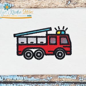 Peut inclure: Motif brodé d'un camion de pompiers rouge avec des roues noires et une échelle bleue. Le camion de pompiers a un contour noir et comporte une lumière jaune et bleue sur le dessus. Le texte "Katelyn's Kreative Stitches" est dans le coin supérieur gauche.