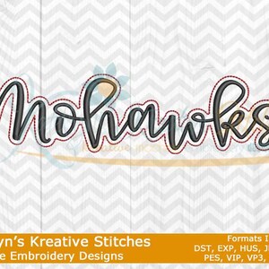 Puede incluir: Diseño de bordado a máquina de la palabra "Mohawks" en una fuente cursiva. El diseño está contorneado en rojo y relleno de gris. El diseño es adecuado para su uso en ropa, toallas u otros artículos de tela.