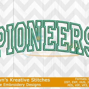 Puede incluir: Diseño bordado en verde de la palabra "PIONEERS" en una fuente audaz y en bloque. El diseño es perfecto para proyectos de bordado a máquina. Katelyn's Kreative Stitches Machine Embroidery Designs. Formatos incluidos: DST, EXP, HUS, JEF, JEF+, PES, VIP, VP3 y XXX.