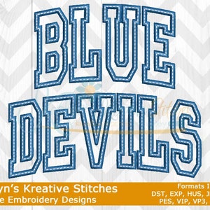 Könnte beinhalten: Maschinenstickerei-Design der Wörter "BLUE DEVILS" in einem blau-weißen Farbschema. Das Design ist weiß umrandet und mit blau gefüllt. Das Design ist perfekt für die Erstellung von personalisierter Kleidung, Wohnaccessoires und vielem mehr.