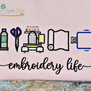 K&ouml;nnte beinhalten: Rosa Grafik mit Stickwerkzeugen: Garnspulen, Schere, eine Stickmaschine, Stoffrolle und Stickrahmen. Die Worte "embroidery life" sind darunter in Kursivschrift geschrieben. Ein Logo befindet sich oben links.