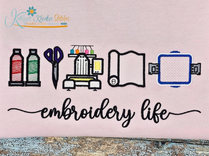 K&ouml;nnte beinhalten: Rosa Grafik mit Stickwerkzeugen: Garnspulen, Schere, eine Stickmaschine, Stoffrolle und Stickrahmen. Die Worte "embroidery life" sind darunter in Kursivschrift geschrieben. Ein Logo befindet sich oben links.