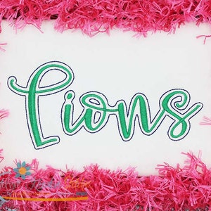 Op de afbeelding: Het woord "Lions" geborduurd in groen en blauw op een witte achtergrond.