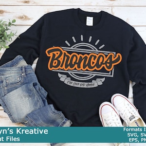 Może przedstawiać: Czarna bluza z nadrukiem w kolorze pomarańczowym i szarym z napisem "Broncos" i tekstem "For Love and Honor" pod spodem.