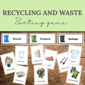 Może przedstawiać: Gra do sortowania odpadów i recyklingu z oznaczonymi pojemnikami na recykling, kompost i śmieci. Zawiera karty ze zdjęciami przedmiotów, takich jak skrawki papieru, plastikowe kubki, ręczniki papierowe, muszle, aluminiowe tace, resztki jedzenia, plastikowe sztućce, pieluchy i opakowania mieszane.