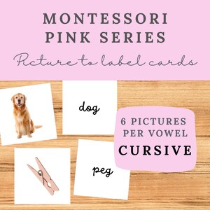 Peut inclure: Cartes de nomenclature Montessori Série Rose. L'image montre un golden retriever, une pince à linge en bois, et les mots "dog" et "peg" sur des cartes blanches. Un graphique rose indique "6 images par voyelle cursive."