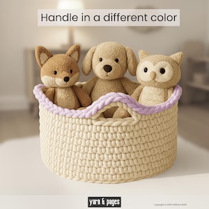 Puede incluir: Una cesta redonda beige tejida con un borde lavanda, que contiene tres peluches: un zorro, un perro y un b&uacute;ho. La cesta tiene asas y el texto "Handle in a different color" est&aacute; en la parte superior. La parte inferior de la imagen tiene el texto "yarn & pages".