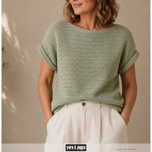 Op de afbeelding: Een lichtgroene gehaakte top met opgerolde mouwen en een boothals. De top wordt gecombineerd met een crèmekleurige broek. De afbeelding bevat de tekst "yarn & pages" in witte letters op een zwarte rechthoek.