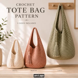 Op de afbeelding: Een haakpatroon voor een tote bag in drie maten: klein, middel en groot. De afbeelding toont drie tassen in crème, terracotta en saliegroen, elk met een bijpassend kwastje. De tekst luidt: CROCHET TOTE BAG PATTERN, 3 SIZES INCLUDED, yarn & pages.