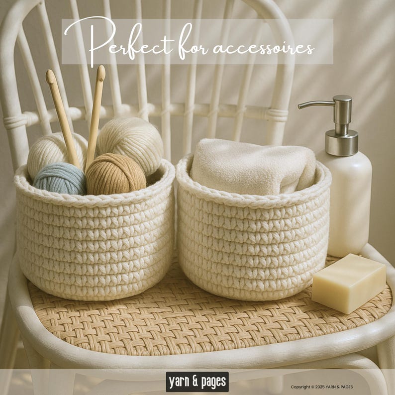 Puede incluir: Dos cestas de ganchillo color crema sobre una silla blanca. Una cesta contiene ovillos de lana en azul, beige y crema, con dos agujas de tejer de madera. La otra cesta contiene una toalla crema doblada. Tambi&eacute;n hay un dispensador de jab&oacute;n blanco y una pastilla de jab&oacute;n. El texto "Perfect for accessoires" est&aacute; arriba.
