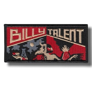 Puede incluir: Un parche rectangular con las palabras "BILLY TALENT" en beige y blanco sobre un fondo negro. El diseño incluye una ilustración estilizada con elementos rojos, grises y negros, que representa una figura y una estructura.