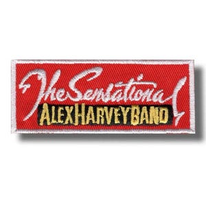 Könnte beinhalten: Gestickter Aufnäher mit dem Text "The Sensational Alex Harvey Band" in weißer und goldener Schrift auf rotem Hintergrund. Der Aufnäher hat einen weißen Rand und einen Schatteneffekt.