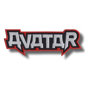 Può includere: Toppa ricamata con la scritta "AVATAR" in bianco, bordata di nero, su sfondo nero con bordo rosso. La toppa ha un design stilizzato e angolare, adatta per abbigliamento o accessori.