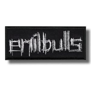 Può includere: Toppa rettangolare nera con la scritta "Britbulls" ricamata in bianco, con un carattere stilizzato e usurato. La toppa ha un bordo nero ed è probabilmente realizzata in tessuto. Il testo è un marchio o un logo.