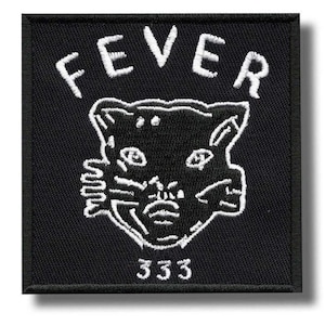 Könnte beinhalten: Schwarzer quadratischer Aufnäher mit weiß gesticktem Text und Design. Das Wort "FEVER" ist oben aufgebogen. Ein stilisierter schwarzer Katzenkopf befindet sich in der Mitte, mit der Zahl "333" unten. Der Aufnäher hat einen schwarzen Rand.