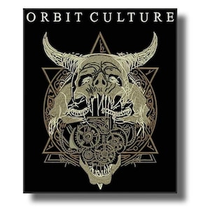 Op de afbeelding: Zwarte vierkante print met de tekst "ORBIT CULTURE" bovenaan. Het kunstwerk toont een schedel met hoorns, tandwielen en een stervorm. Het ontwerp is in tinten van bruin en goud.