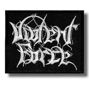 Könnte beinhalten: Ein schwarzer, gestickter Aufnäher mit dem weißen Text "WODEN BORN" in gotischer Schrift. Der Aufnäher hat eine rechteckige Form und einen weißen Rand. Das Design beinhaltet ein Pentagramm.