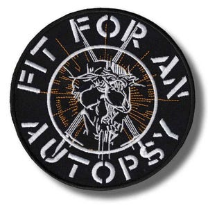 Könnte beinhalten: Runder, schwarzer Aufnäher mit weiß gesticktem Text und einer zentralen Grafik. Der Text lautet "FIT FOR ALL AUTOPSY" am Rand. Die Grafik zeigt einen Schädel mit Dornenkrone, umgeben von Linien.
