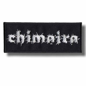 Puede incluir: Un parche rectangular negro con la palabra "Chimaira" bordada en blanco, con letras estilizadas y desgastadas. El parche tiene un borde negro y está diseñado para ser cosido o planchado sobre tela.