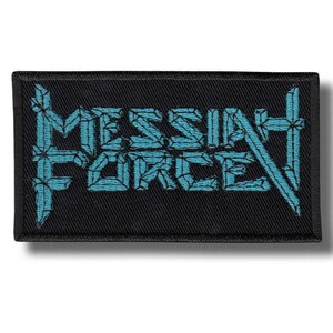 Peut inclure: Écusson rectangulaire noir avec l'inscription "MESSIAH FORCE" en turquoise, lettres anguleuses stylisées. L'écusson a une bordure noire et est probablement en tissu.