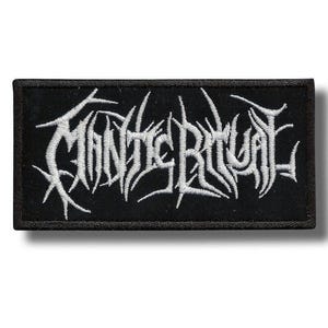 Puede incluir: Parche rectangular negro con texto bordado blanco "MONSTER RITUAL" en una fuente gótica. El parche tiene un borde negro y probablemente está diseñado para ser cosido en ropa o accesorios.
