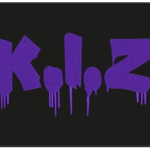 Könnte beinhalten: Ein schwarzes Quadrat mit dem Wort "K.O.Z" in lilafarbenen Buchstaben im Graffiti-Stil. Die Buchstaben haben ein strukturiertes Aussehen mit tropfenden Farbflecken, was eine kühne und urbane Ästhetik erzeugt.