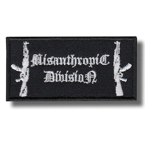 Peut inclure: Écusson rectangulaire noir avec texte brodé blanc et deux fusils blancs. Le texte "Misanthropic Division" est écrit en police gothique. Idéal pour vêtements ou accessoires.