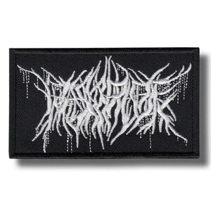 Op de afbeelding: Zwart rechthoekig embleem met witte geborduurde tekst in een gestileerd, gotisch lettertype. Het ontwerp heeft een complex, organisch patroon met druipende elementen, waardoor een getextureerd uiterlijk ontstaat. De patch is waarschijnlijk voor kleding of accessoires.