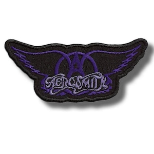 Pode incluir: Patch bordado com o logotipo dos Aerosmith. O design apresenta um emblema alado roxo e preto, com o nome da banda em itálico. Este patch é adequado para jaquetas, bolsas ou outras peças de vestuário.